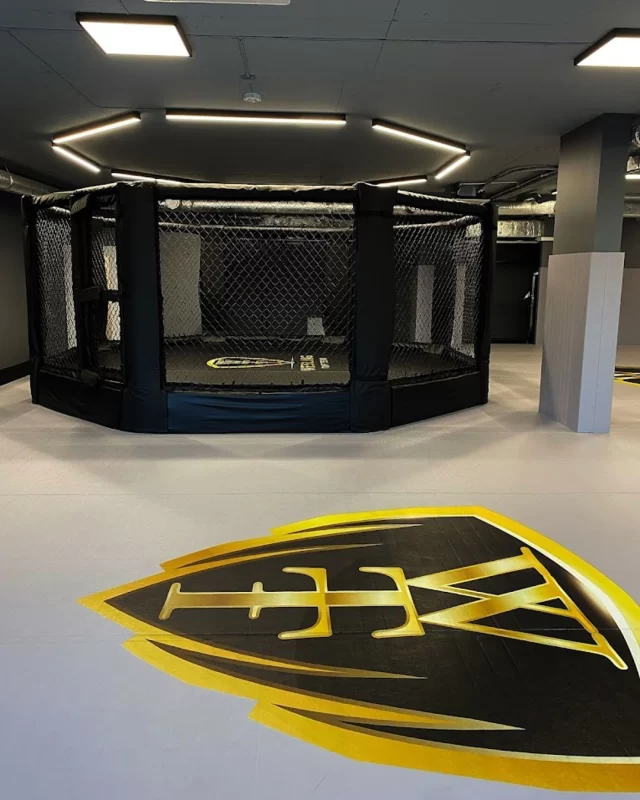 Wesling Top Team × Dollamur – World-Class Surfaces for Elite Training! 🤼In Piaseczno, Poland, Wesling Top Team has raised the standard for martial arts facilities with the installation of premium Dollamur Flexi-Connect Mats & Wall Pads. Featuring 5 cm Flexi-Connect Smooth mats for maximum shock absorption, 2.5 cm wall pads for safety, and full custom branding in gold & black, the gym now offers a seamless, professional training environment.🔹 5 cm Flexi-Connect Smooth mats – superior impact absorption
🔹 Velcro-based system – easy installation & reconfiguration
🔹 2.5 cm wall pads – enhanced athlete protection
🔹 Custom logos on mats, cage & ring – premium identity
🔹 Designed for BJJ, wrestling, MMA & conditioningWith Dollamur, Wesling Top Team delivers world-class safety, comfort, and aesthetics – a facility worthy of champions.🔗 Contact us to learn more about Dollamur mats, pads, and installation options for your gym! 📲 #LinkInBio-Wesling Top Team × Dollamur – Svjetska razina podloga za vrhunski trening! 🤼U Piasecznu, Poljska, Wesling Top Team podigao je ljestvicu kvalitete u borilačkim sportovima uz ugradnju vrhunskih Dollamur Flexi-Connect podloga i zidnih zaštita. S 5 cm Flexi-Connect Smooth podlogama za maksimalnu apsorpciju udarca, 2,5 cm zidnim oblogama za sigurnost i potpunim custom brendiranjem u zlatnoj i crnoj boji, dvorana sada pruža bešavno i profesionalno okruženje za trening.🔹 5 cm Flexi-Connect Smooth podloge – vrhunska apsorpcija udarca
🔹 Velcro sustav – jednostavna instalacija i mogućnost prilagodbe
🔹 2,5 cm zidne obloge – dodatna zaštita sportaša
🔹 Custom logotipi na podlozi, kavezu i ringu – premium identitet
🔹 Idealno za BJJ, hrvanje, MMA i kondicijski treningS Dollamur rješenjima, Wesling Top Team pruža sigurnost, udobnost i estetiku na svjetskoj razini – dvoranu dostojnu šampiona.🔗 Kontaktirajte nas i saznajte više o Dollamur podlogama, zaštitama i opcijama instalacije za vaš prostor! 📲 #LinkInBio#dollamur #dollamurflexiconnectmats #dollamurwallpads #fitnesoprema #fitnessoprema #MotionCreatesEmotion