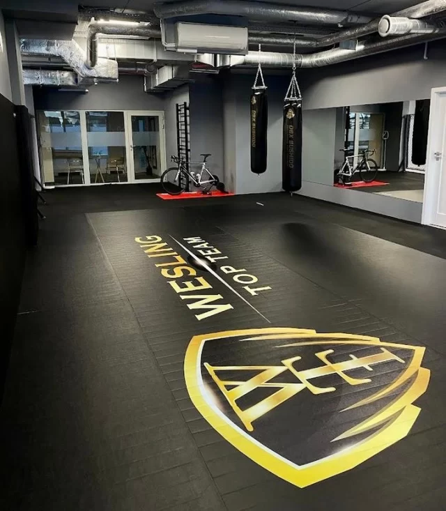 Wesling Top Team × Dollamur – World-Class Surfaces for Elite Training! 🤼In Piaseczno, Poland, Wesling Top Team has raised the standard for martial arts facilities with the installation of premium Dollamur Flexi-Connect Mats & Wall Pads. Featuring 5 cm Flexi-Connect Smooth mats for maximum shock absorption, 2.5 cm wall pads for safety, and full custom branding in gold & black, the gym now offers a seamless, professional training environment.🔹 5 cm Flexi-Connect Smooth mats – superior impact absorption
🔹 Velcro-based system – easy installation & reconfiguration
🔹 2.5 cm wall pads – enhanced athlete protection
🔹 Custom logos on mats, cage & ring – premium identity
🔹 Designed for BJJ, wrestling, MMA & conditioningWith Dollamur, Wesling Top Team delivers world-class safety, comfort, and aesthetics – a facility worthy of champions.🔗 Contact us to learn more about Dollamur mats, pads, and installation options for your gym! 📲 #LinkInBio-Wesling Top Team × Dollamur – Svjetska razina podloga za vrhunski trening! 🤼U Piasecznu, Poljska, Wesling Top Team podigao je ljestvicu kvalitete u borilačkim sportovima uz ugradnju vrhunskih Dollamur Flexi-Connect podloga i zidnih zaštita. S 5 cm Flexi-Connect Smooth podlogama za maksimalnu apsorpciju udarca, 2,5 cm zidnim oblogama za sigurnost i potpunim custom brendiranjem u zlatnoj i crnoj boji, dvorana sada pruža bešavno i profesionalno okruženje za trening.🔹 5 cm Flexi-Connect Smooth podloge – vrhunska apsorpcija udarca
🔹 Velcro sustav – jednostavna instalacija i mogućnost prilagodbe
🔹 2,5 cm zidne obloge – dodatna zaštita sportaša
🔹 Custom logotipi na podlozi, kavezu i ringu – premium identitet
🔹 Idealno za BJJ, hrvanje, MMA i kondicijski treningS Dollamur rješenjima, Wesling Top Team pruža sigurnost, udobnost i estetiku na svjetskoj razini – dvoranu dostojnu šampiona.🔗 Kontaktirajte nas i saznajte više o Dollamur podlogama, zaštitama i opcijama instalacije za vaš prostor! 📲 #LinkInBio#dollamur #dollamurflexiconnect #dollamurwallpads #fitnessoprema #fitnesoprema #MotionCreatesEmotion